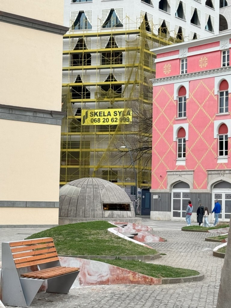 Bunker Museum in Tirana, AlbanienIn Albanien wurden während der kommunistischen Ära unter Enver Hoxha rund 173.000 Bunker als Verteidigungsanlagen gebaut, aus Angst vor einer Invasion. Diese Betonkuppeln prägen heute noch das Landschaftsbild und sind teils in abgelegenen Bergen, Stränden und Städten zu finden. Viele dieser Bunker werden inzwischen kreativ umgenutzt, beispielsweise als Cafés, Museen oder Kunstinstallationen.